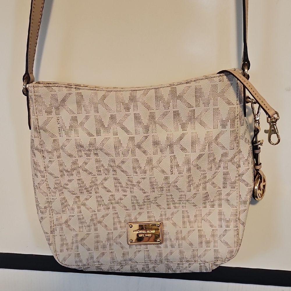 Michael Kors Jet Set Travel Messenger Bag